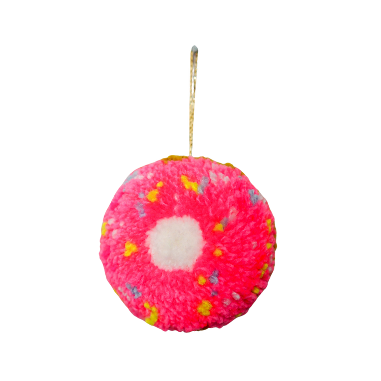 Adorno navideño con forma de donut y pompones hecho a mano