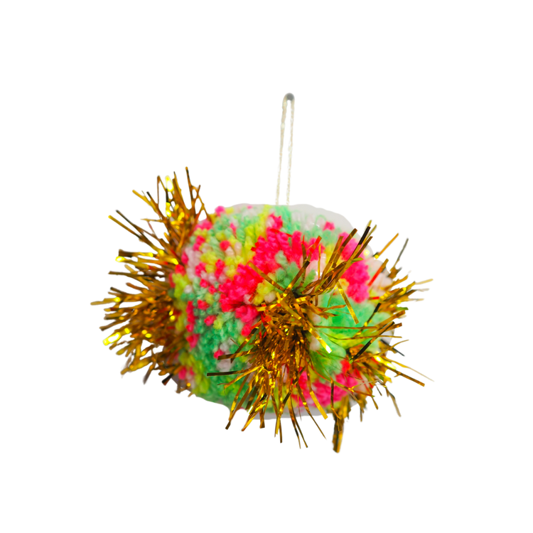 Adorno de bola de Navidad con pompones y oropel hecho a mano