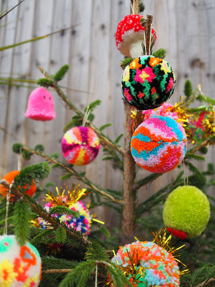Adorno navideño con pompones de fantasma rosa hecho a mano