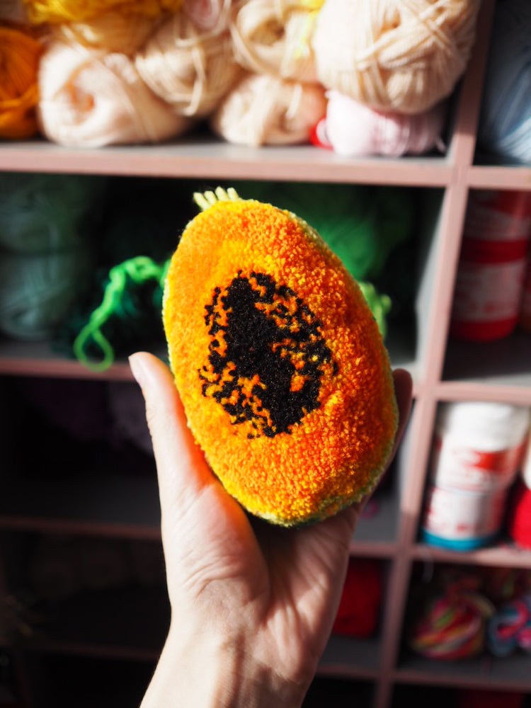 Adorno navideño con pompones de clementina hecho a mano