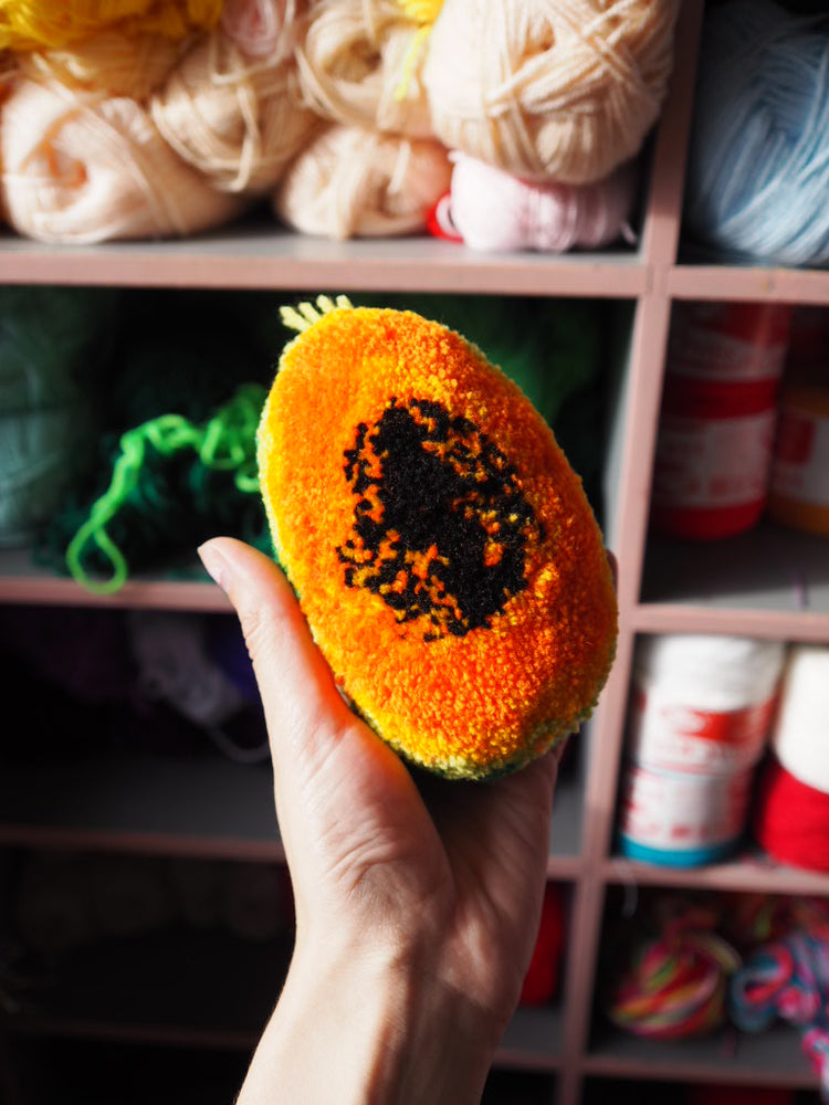 Adorno navideño con pompones de clementina hecho a mano