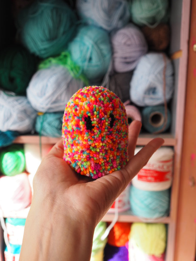Compañero de escritorio con pompones fantasma