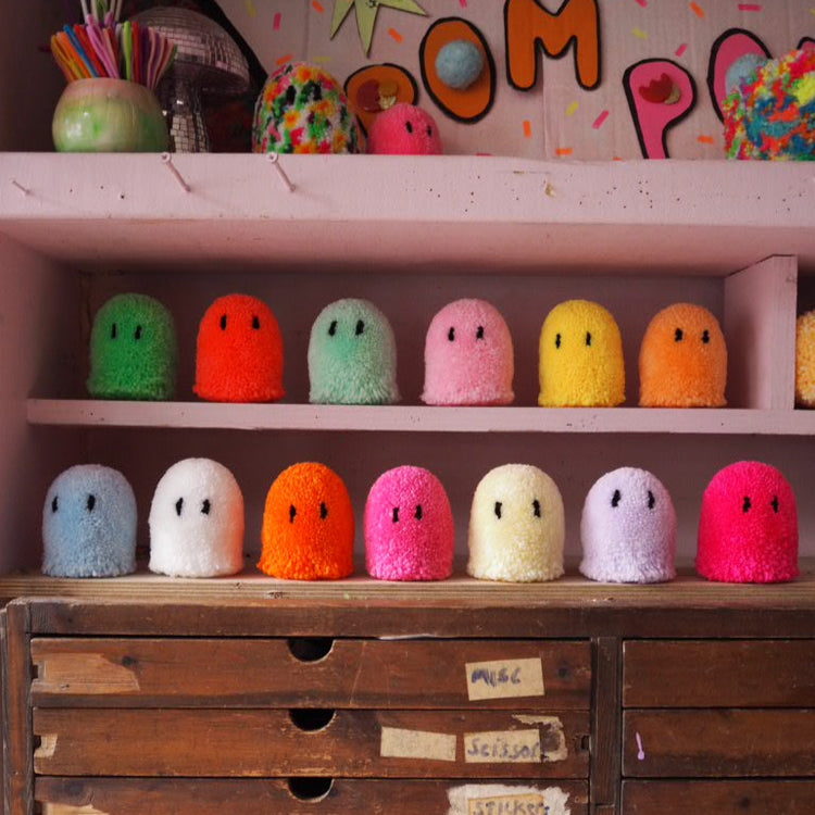 Compañero de escritorio con pompones fantasma