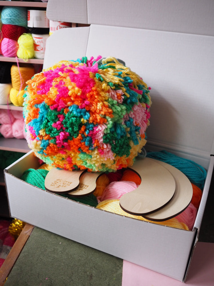 CHUNKY Giant Pom Pom Kit