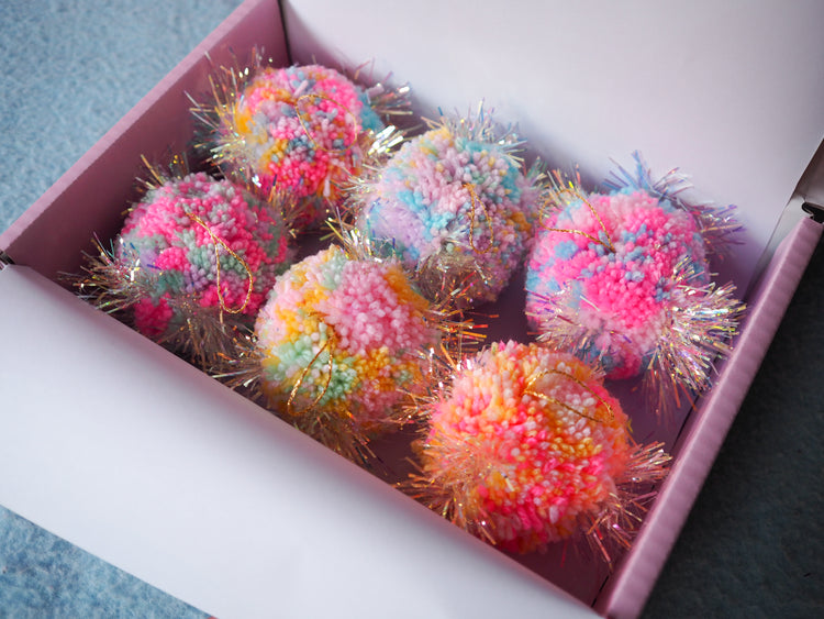Adornos de bolas de oropel en tonos pastel