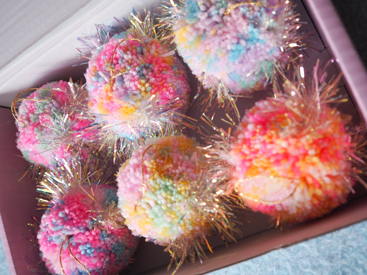 Adornos de bolas de oropel en tonos pastel