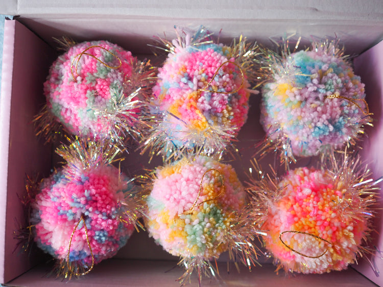 Adornos de bolas de oropel en tonos pastel