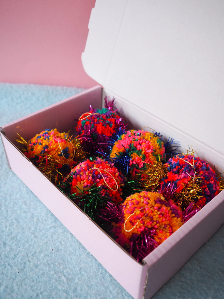 Adornos de bolas de oropel con forma de joya