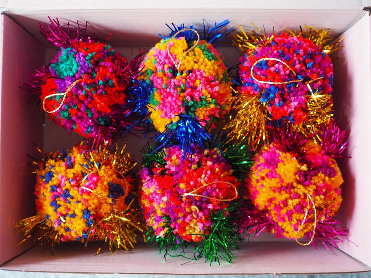 Adornos de bolas de oropel con forma de joya