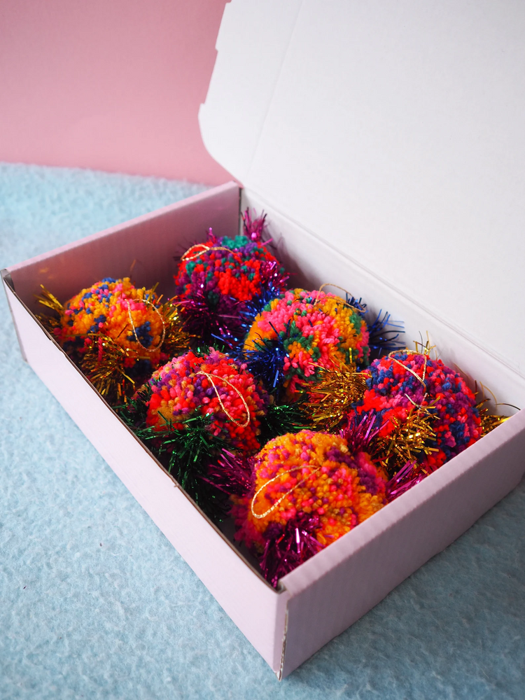 Adornos de bolas de oropel con forma de joya