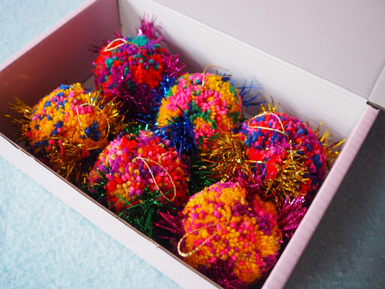 Adornos de bolas de oropel con forma de joya