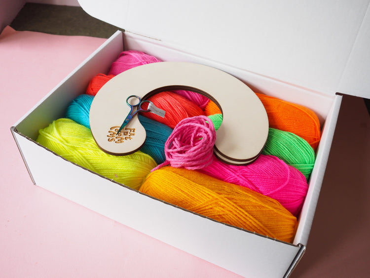Bright Giant Pom Pom Kit