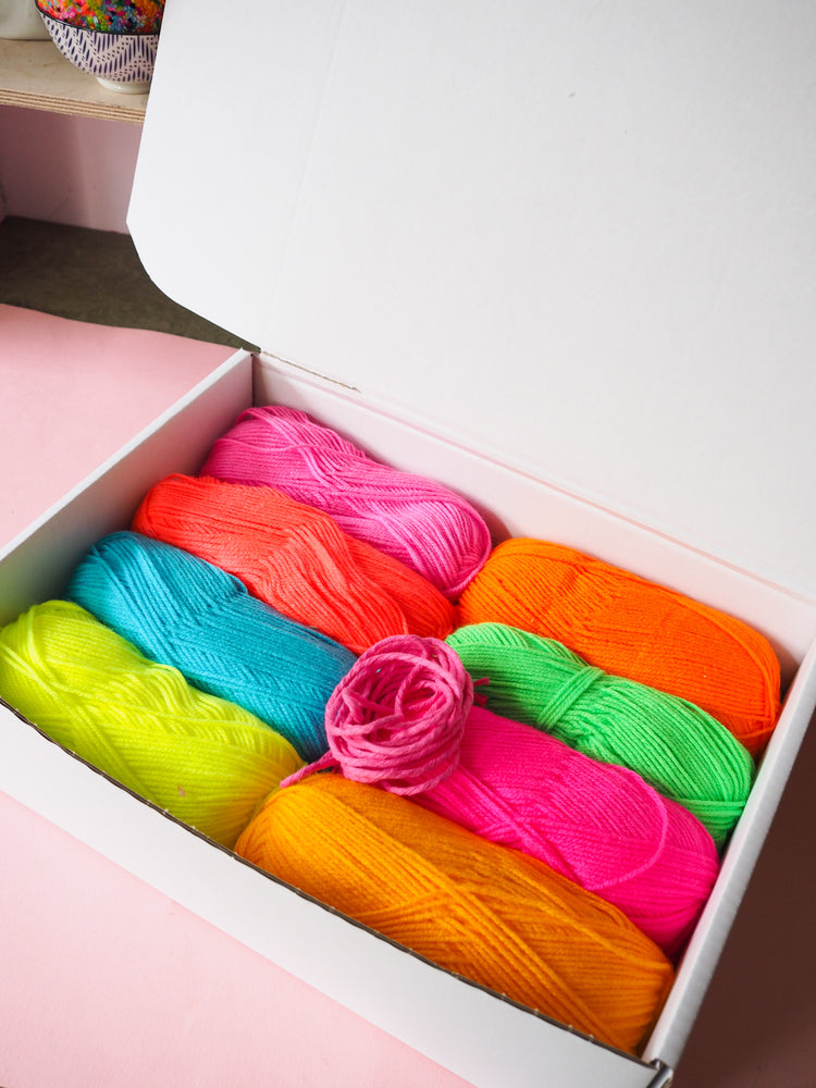 Bright Giant Pom Pom Kit