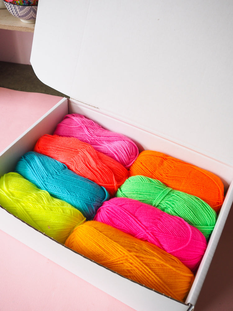 Bright Giant Pom Pom Kit