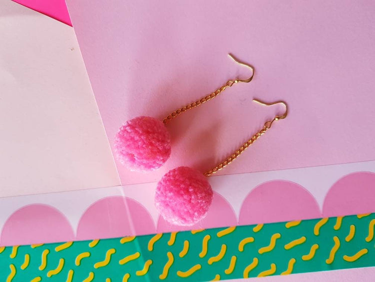 Pendientes de pompones de color rosa caramelo