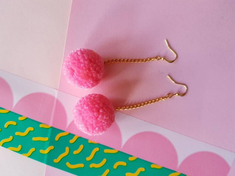 Pendientes de pompones de color rosa caramelo