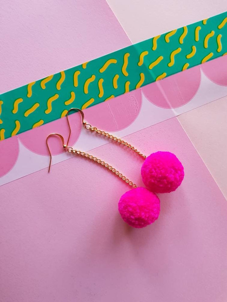 Pendientes de pompones de color rosa brillante