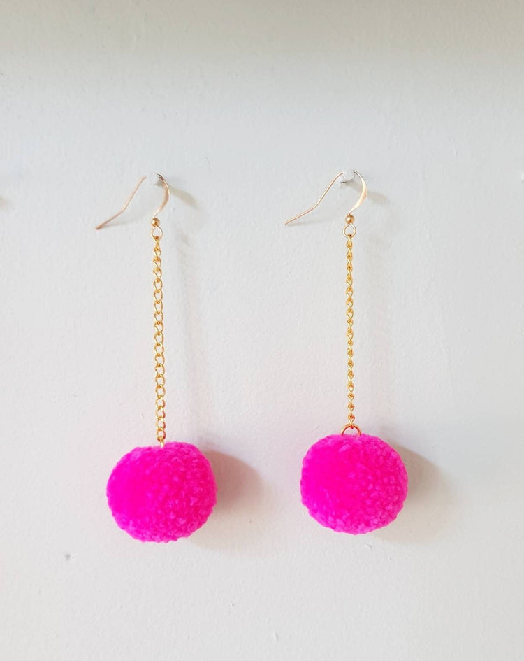 Pendientes de pompones de color rosa brillante