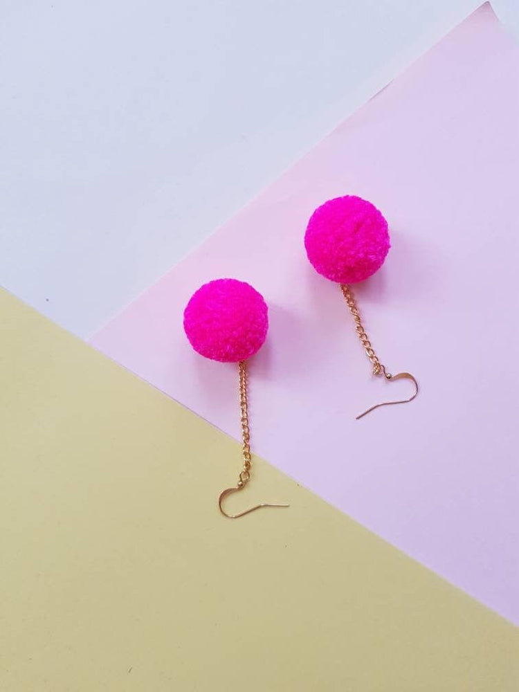 Pendientes de pompones de color rosa brillante