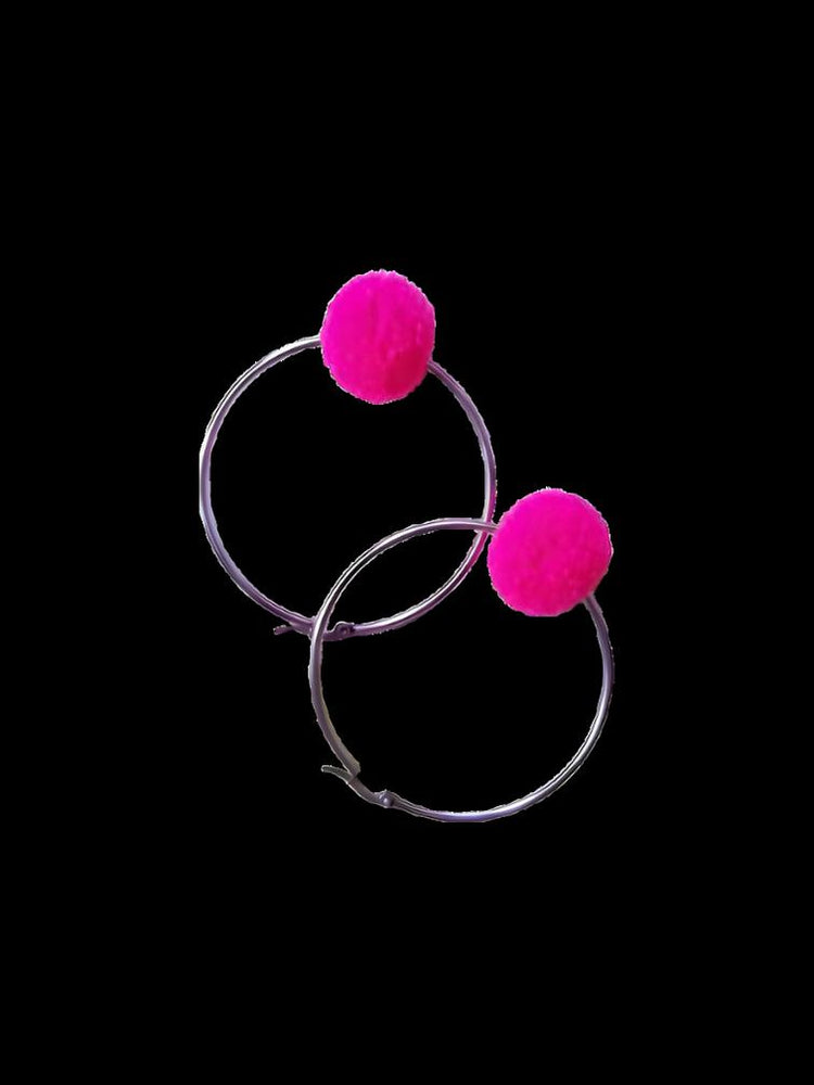 Pendientes de pompones de color rosa brillante