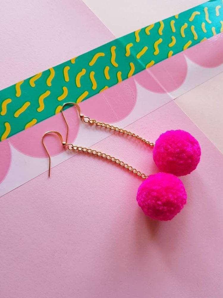 Pendientes de pompones de color rosa brillante
