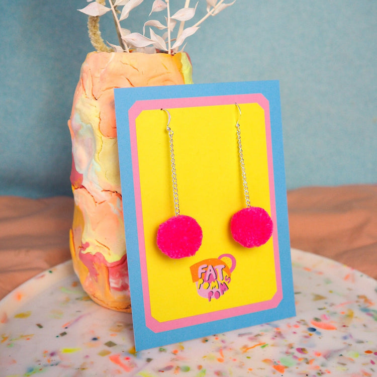 Pendientes de pompones de color rosa brillante