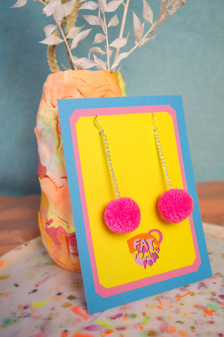 Pendientes de pompones de color rosa caramelo