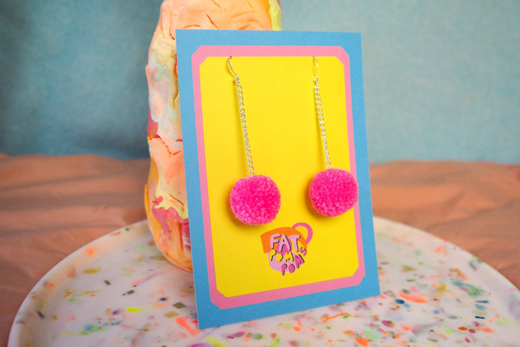 Pendientes de pompones de color rosa caramelo