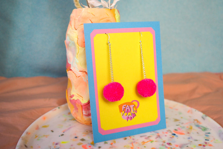 Pendientes de pompones de color rosa brillante