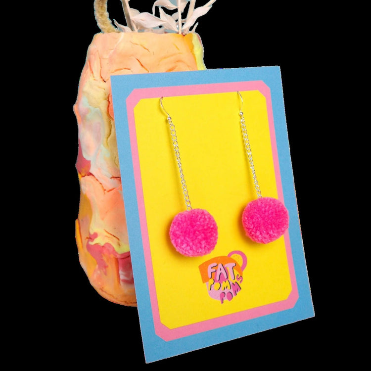 Pendientes de pompones de color rosa caramelo