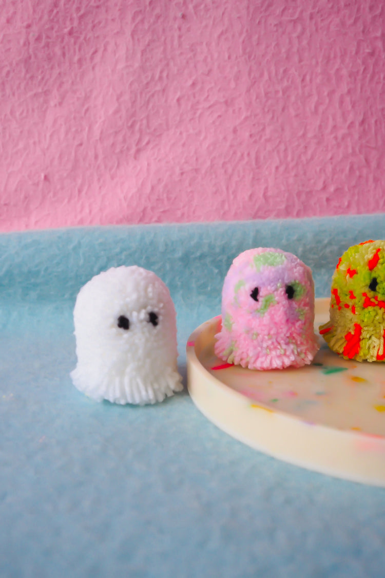Compañero de escritorio con pompones fantasma
