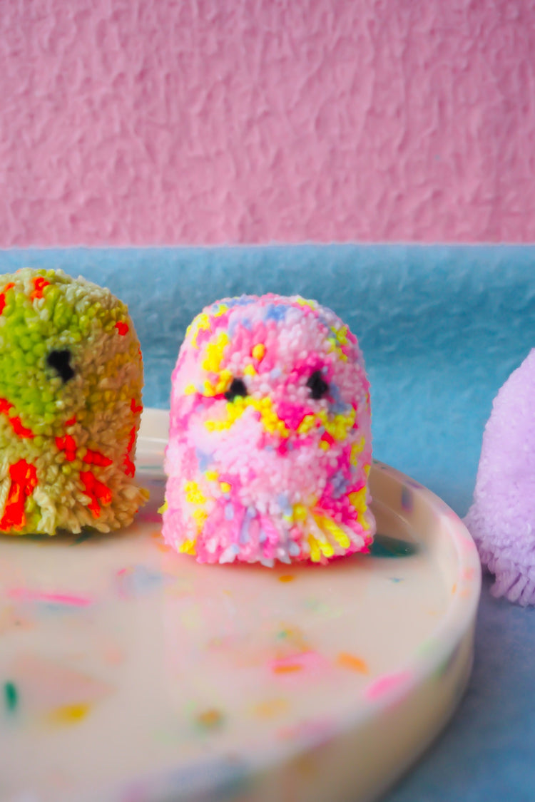 Compañero de escritorio con pompones fantasma