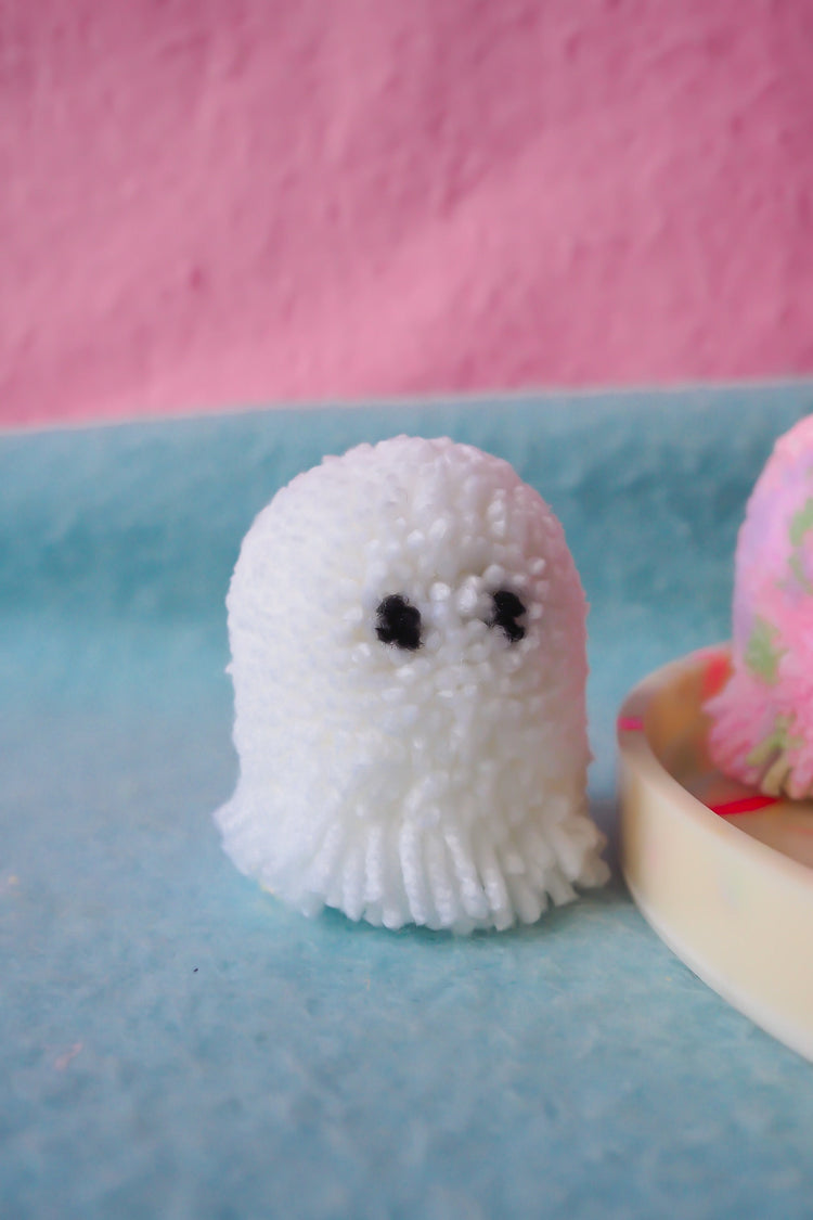 Compañero de escritorio con pompones fantasma