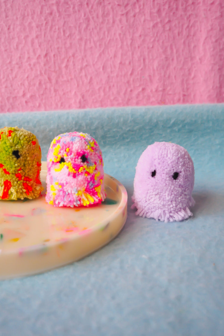 Compañero de escritorio con pompones fantasma