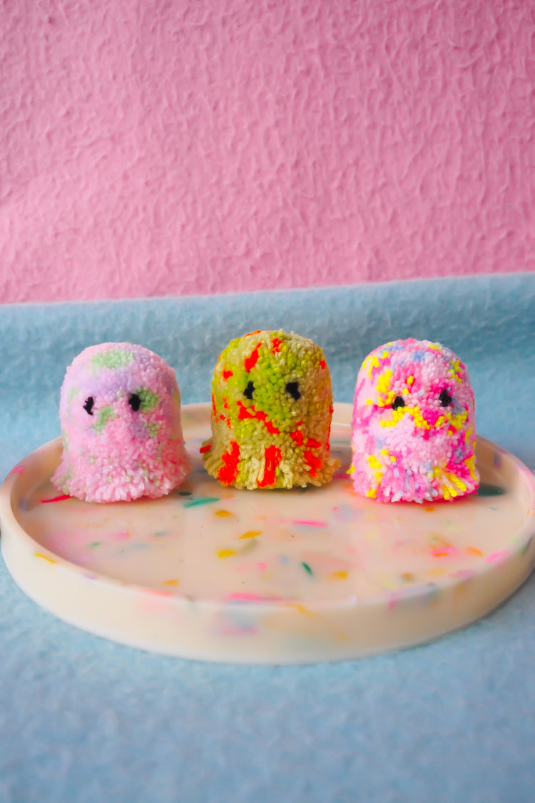 Compañero de escritorio con pompones fantasma