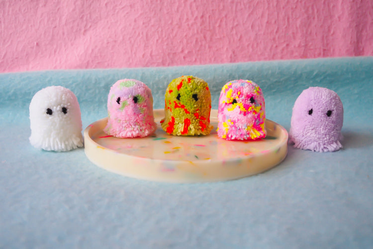 Compañero de escritorio con pompones fantasma