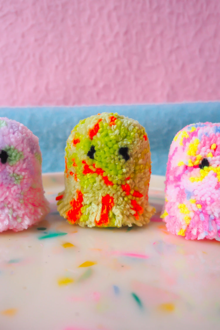 Compañero de escritorio con pompones fantasma