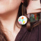 Pendientes de pompones con diseño floral abstracto