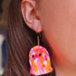 Pendientes de pompones con efecto tie dye y diseño fantasma