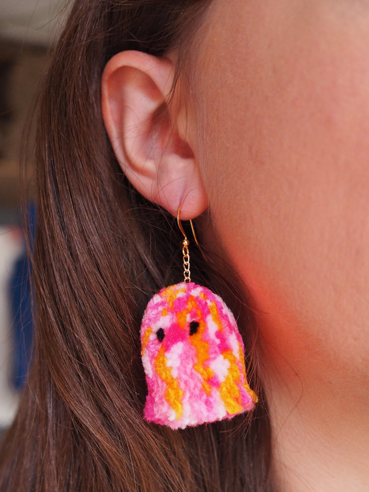 Pendientes de pompones con efecto tie dye y diseño fantasma