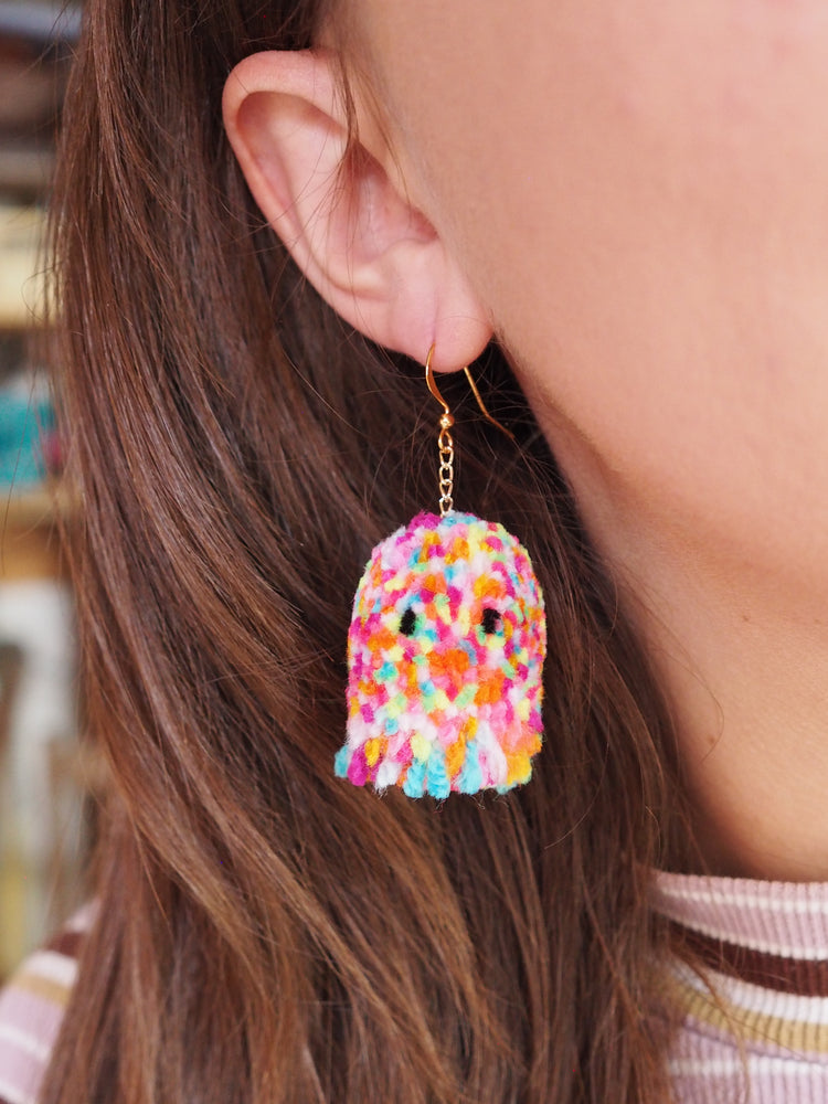 Pendientes de pompones con forma de fantasma de Halloween y confeti