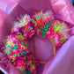 Diadema con pompones iridiscentes de oropel 