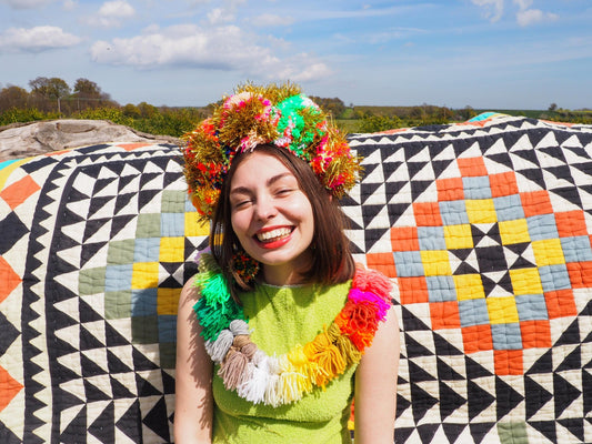 Diadema con pompones de arcoíris y oropel 