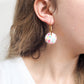 Pendientes de aro pequeños con pompones de girasol amarillo