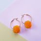 Pendientes de aro pequeños con pompones de girasol amarillo