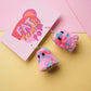 Pendientes de pompones con efecto tie dye y diseño fantasma