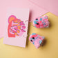 Pendientes de pompones con efecto tie dye y diseño fantasma