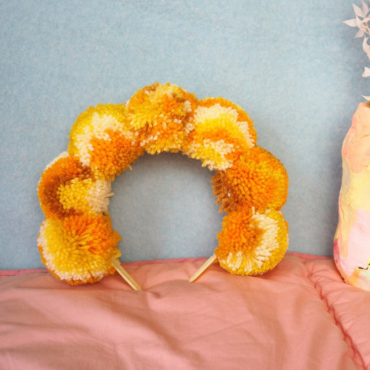 Diadema con pompones de girasol